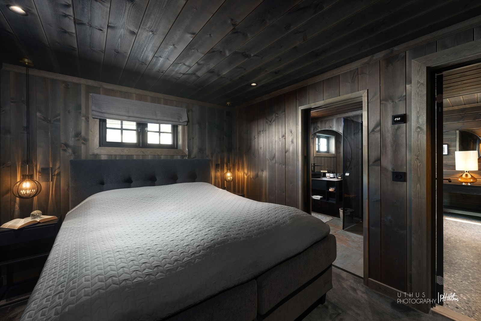 "Master bedroom" med "En suite bad". Pene overflater og Vegg til vegg teppe Galleribilde