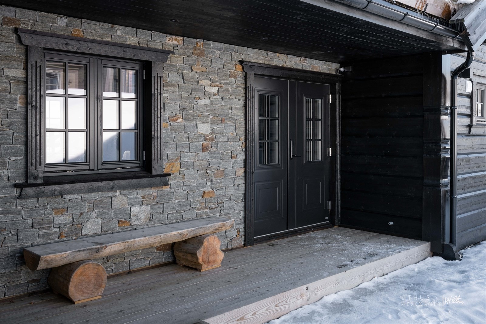 Inngangspartiet er flott med stein som bryter opp fasaden og gir det et eksklusivt preg Galleribilde