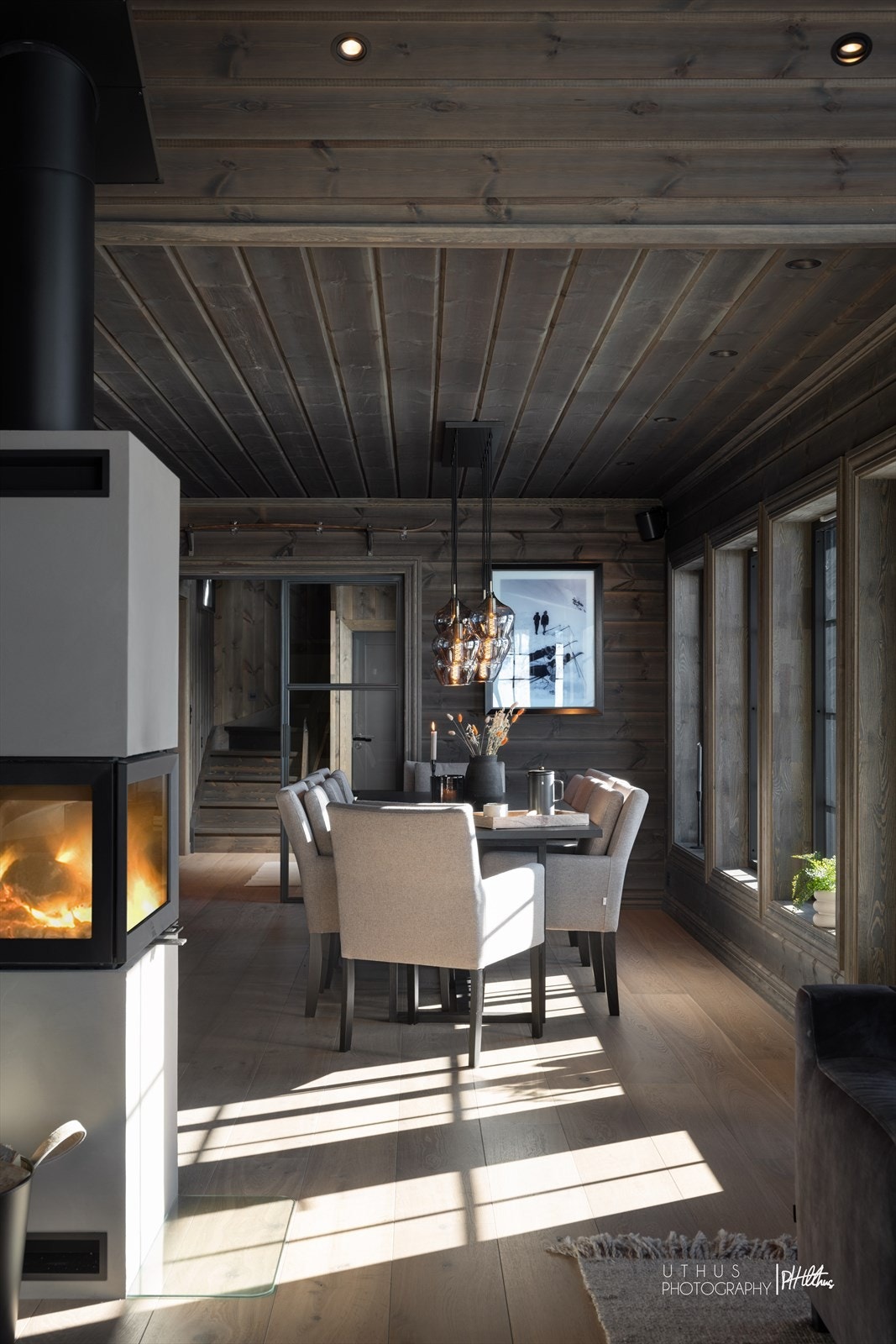 Hytta er inndelt med oppstue med oppgang til den i enden- Smijernsdør med glass er en lekker detalj. Innerdørene i hytta har dørhåndtak fra "Buster + punch" Galleribilde