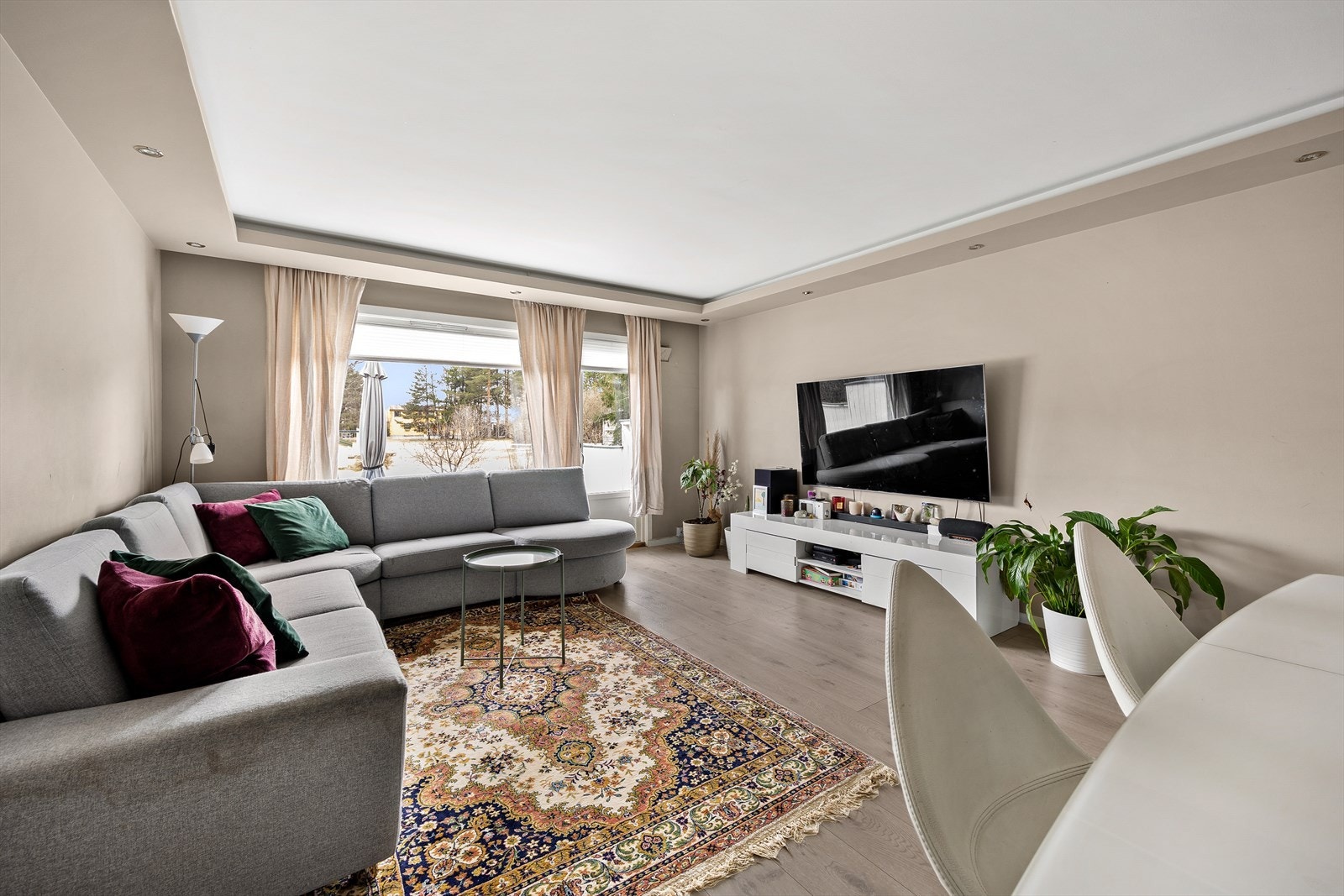 Stue med plass til både sofa og spisebord. Galleribilde