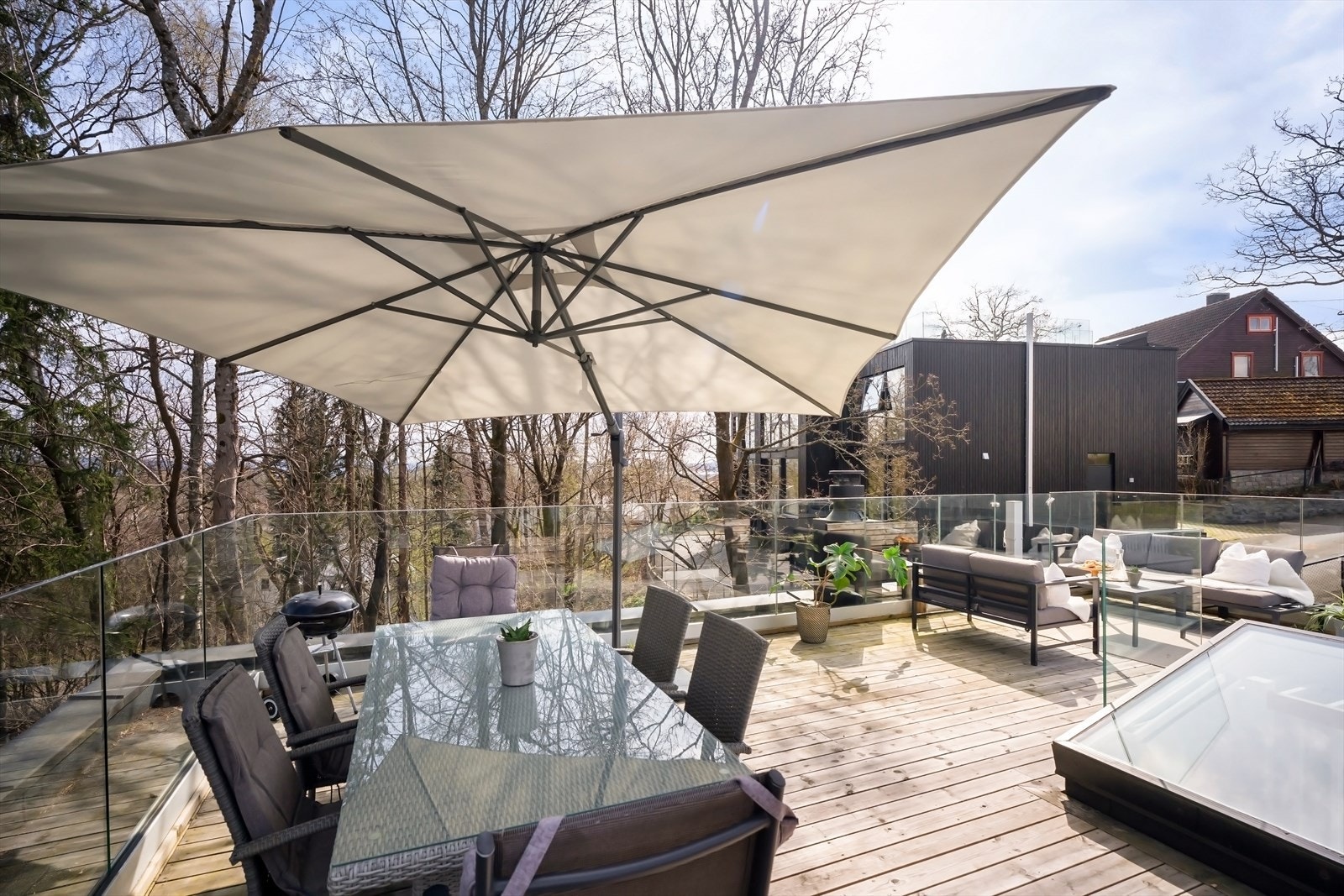 Et moderne og påkostet enderekkehus over tre plan med takterrasse, garasje og gjennomgående høy standard. Galleribilde