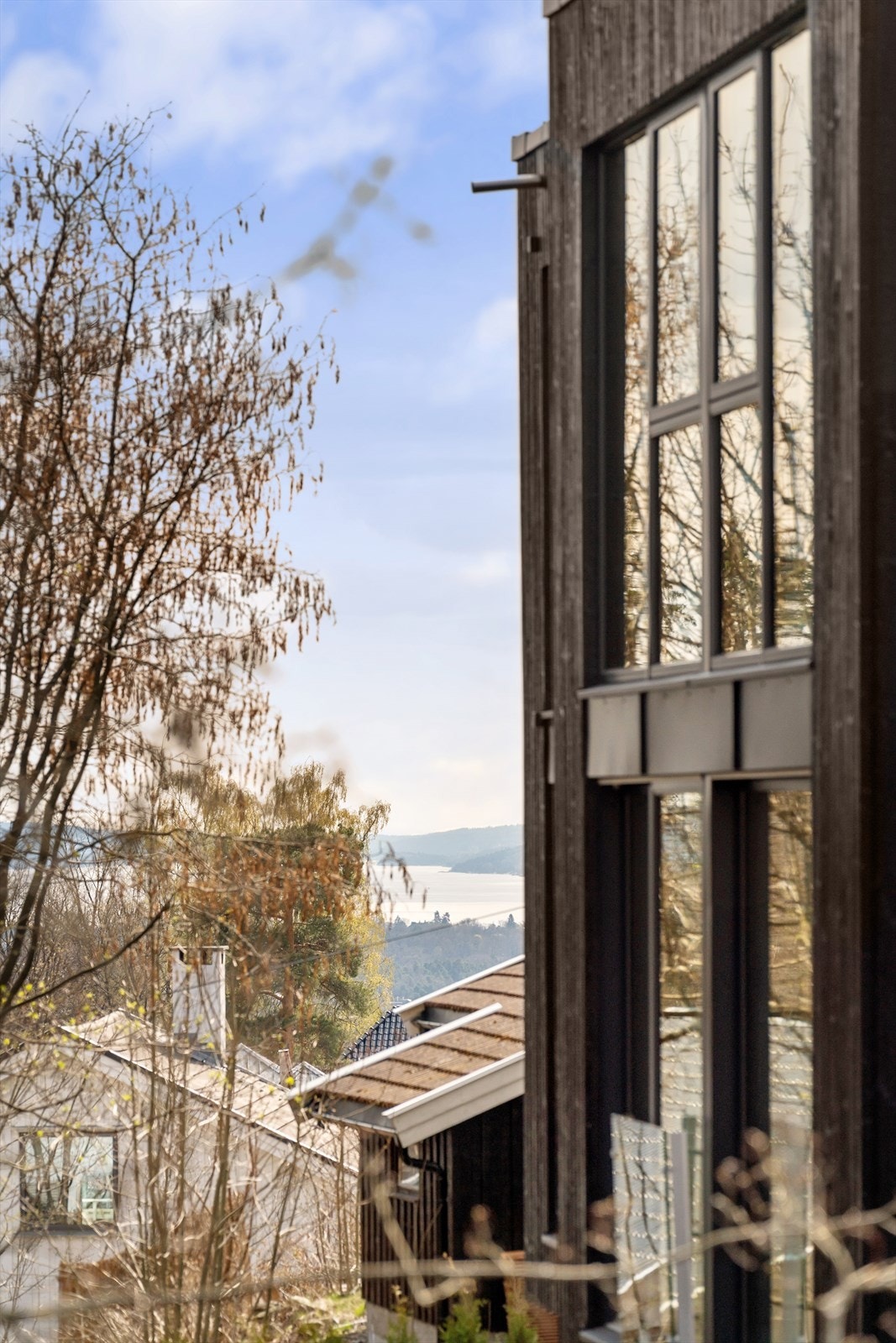 Fasaden fremstår med et moderne og tidløst uttrykk, godt tilpasset det skrånende terrenget og de naturnære omgivelsene. Fasaden ble beiset i 2024. Galleribilde
