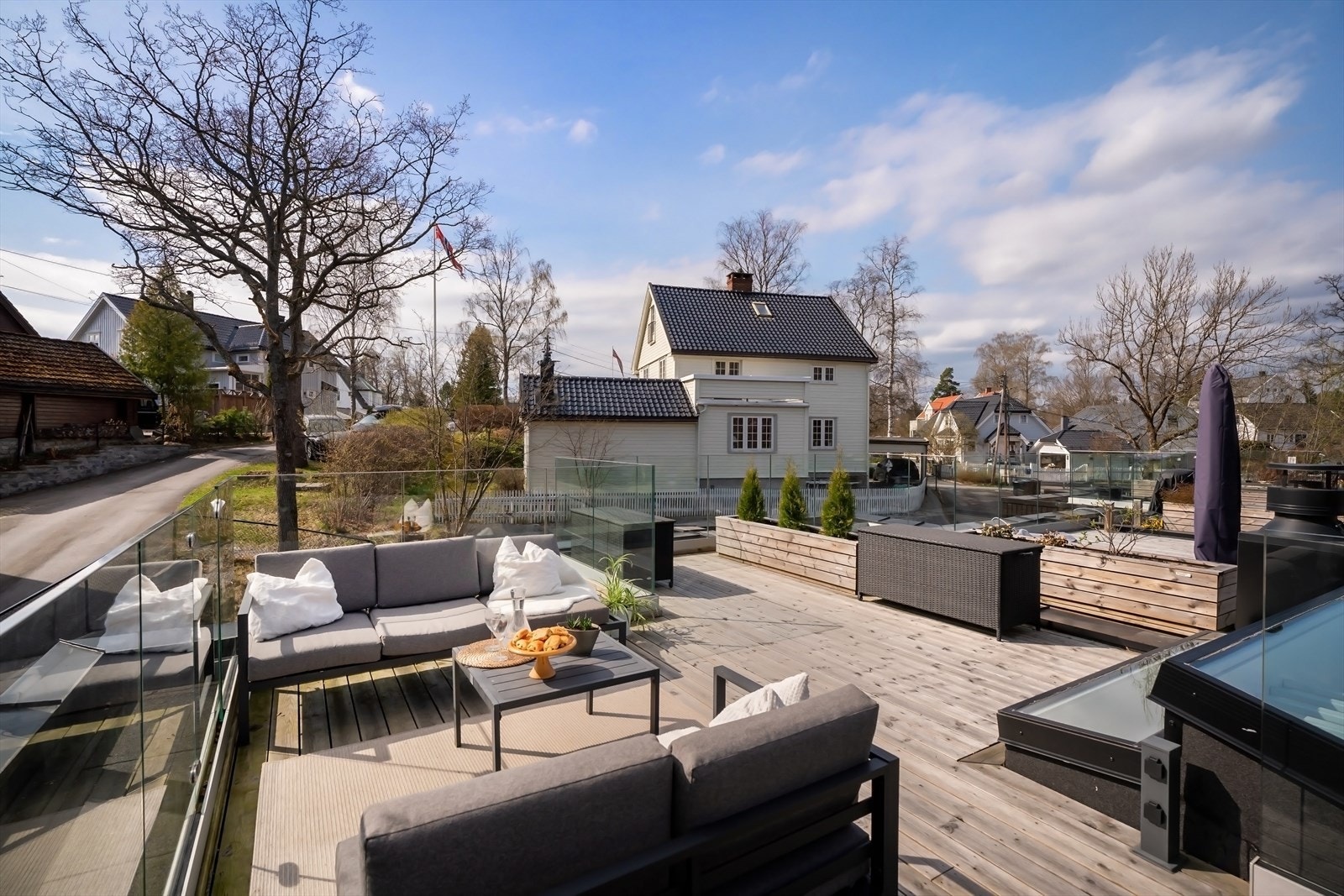 På toppen finner vi boligens takterrasse med direkte adkomst fra innvendig trapp. Galleribilde