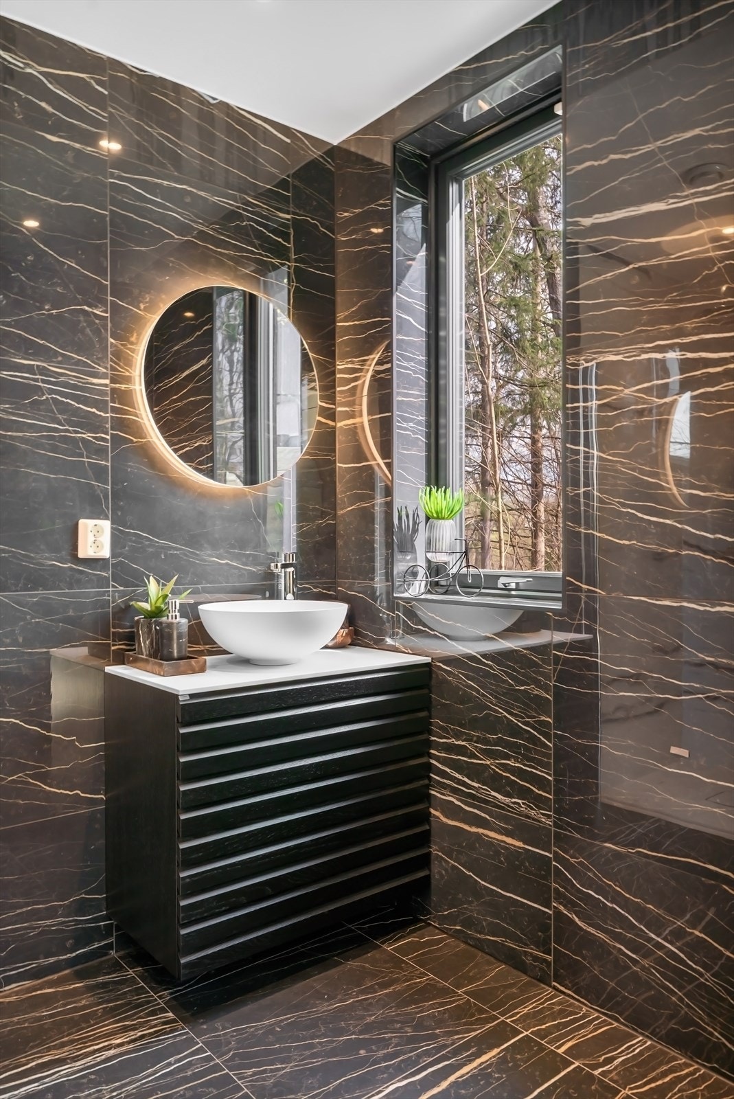 LED-belysning og nedsenket himling gir et elegant og rolig uttrykk på badet. Galleribilde