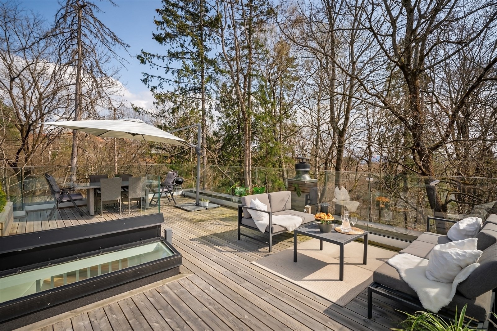Takterrassen er på hele 48 m² med fantastiske solforhold og flott utsikt. Galleribilde