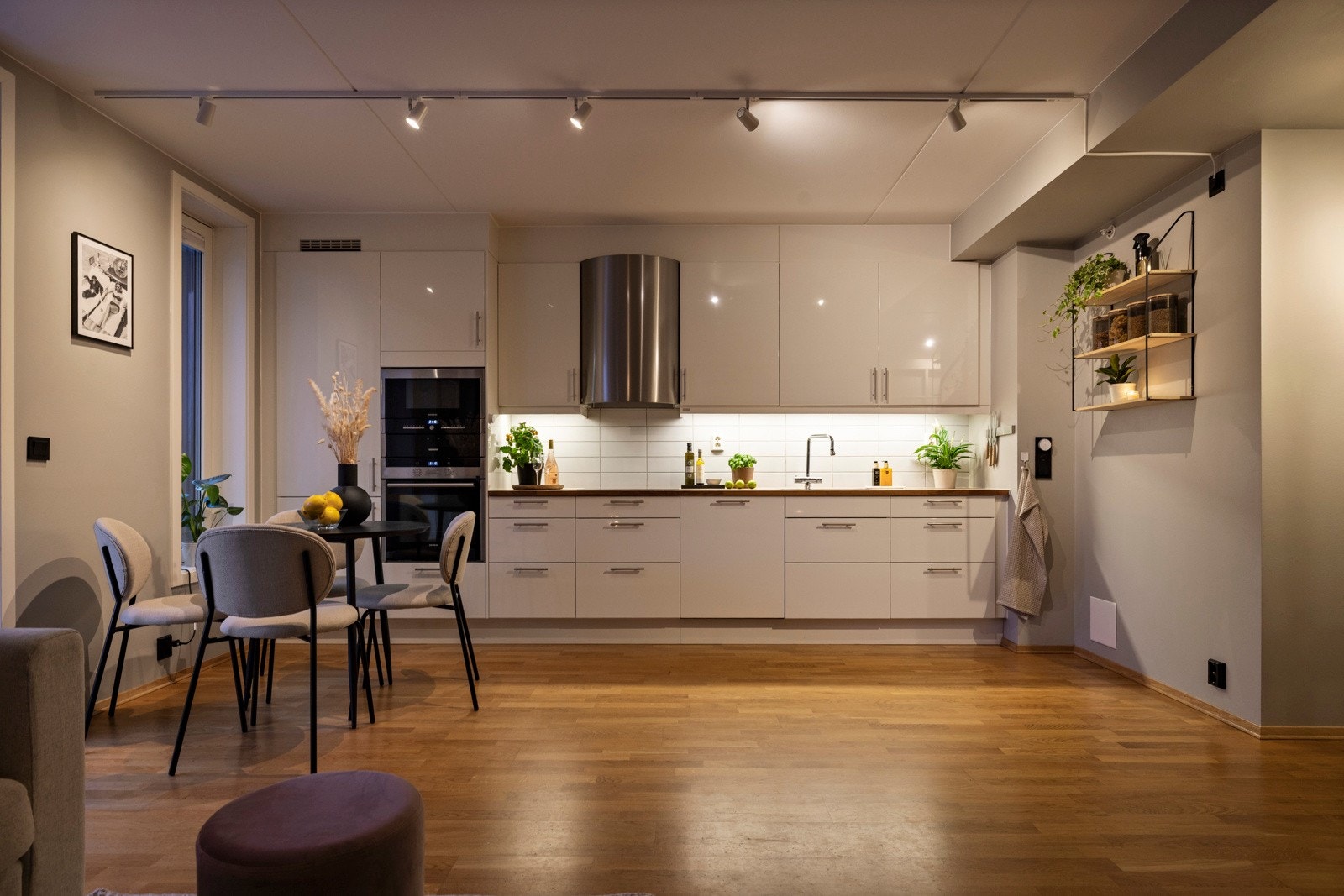 Det lekre kjøkkenet består av Marbodal kjøkkeninnredning med glatte fronter, heltre benkeplate, underlimt oppvaskkum, fliser over kjøkkenbenk og lys under overskap. Galleribilde