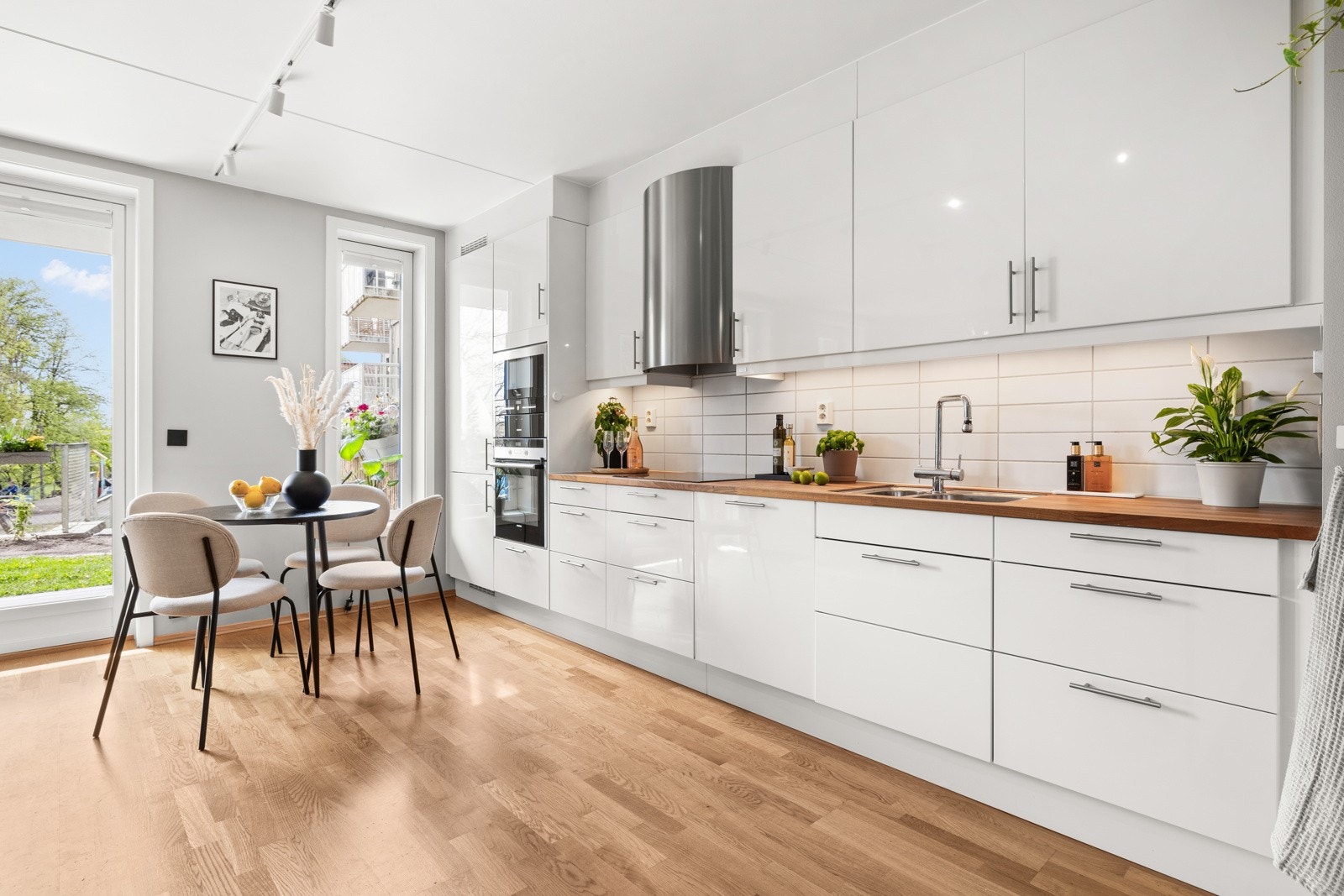 Integrerte hvitevarer består av komfyr, induksjonstopp, oppvaskmaskin, kjøleskap, mikroovn og varmehylle. Galleribilde