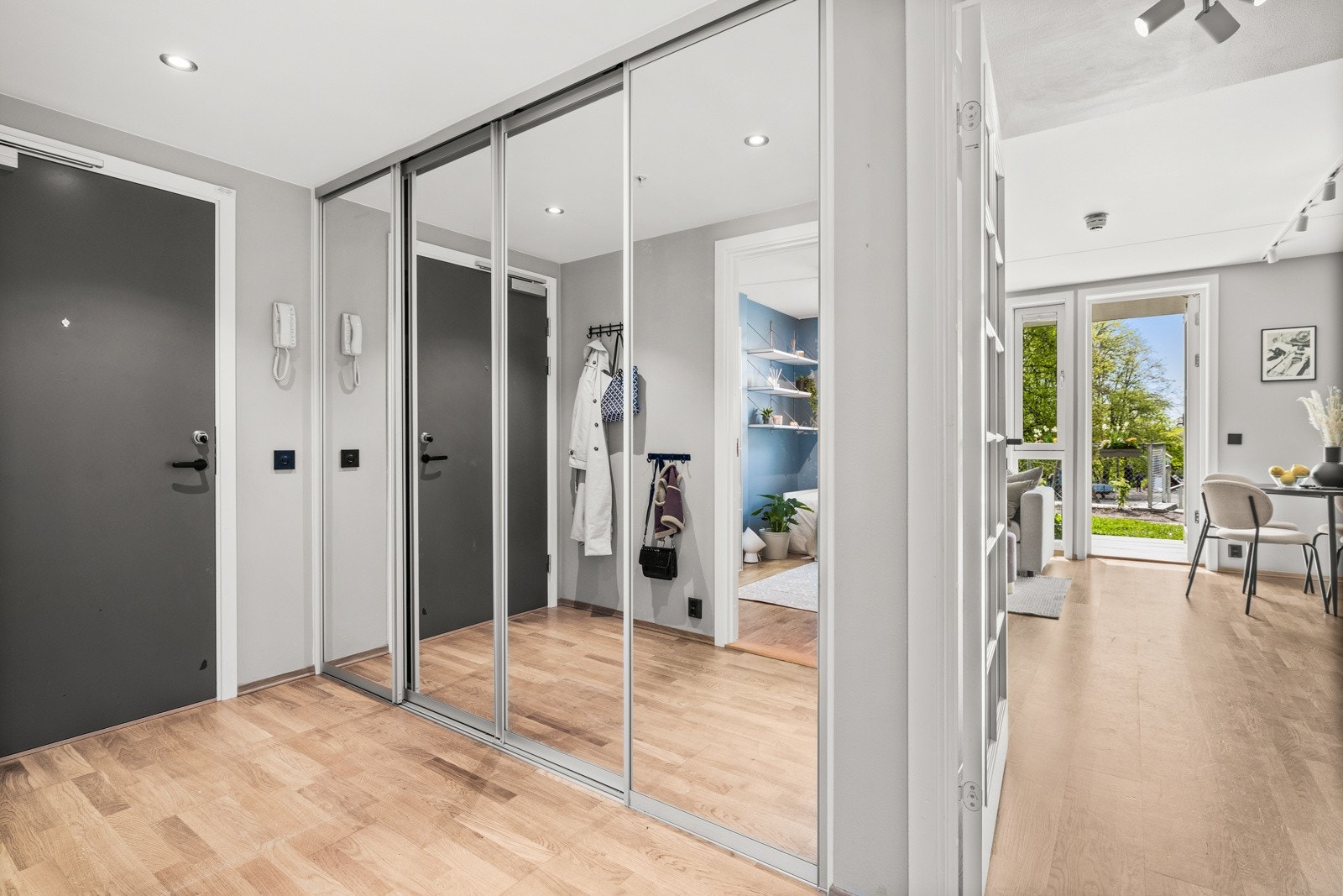 Ditt første møte med boligen er en innbydende og romslig entré Galleribilde