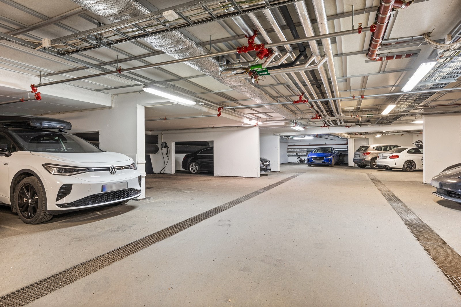 Med boligen følger en garasjeplass i sameiets felles garasjekjeller. Det er videre montert lader for el-bil på plassen. Galleribilde