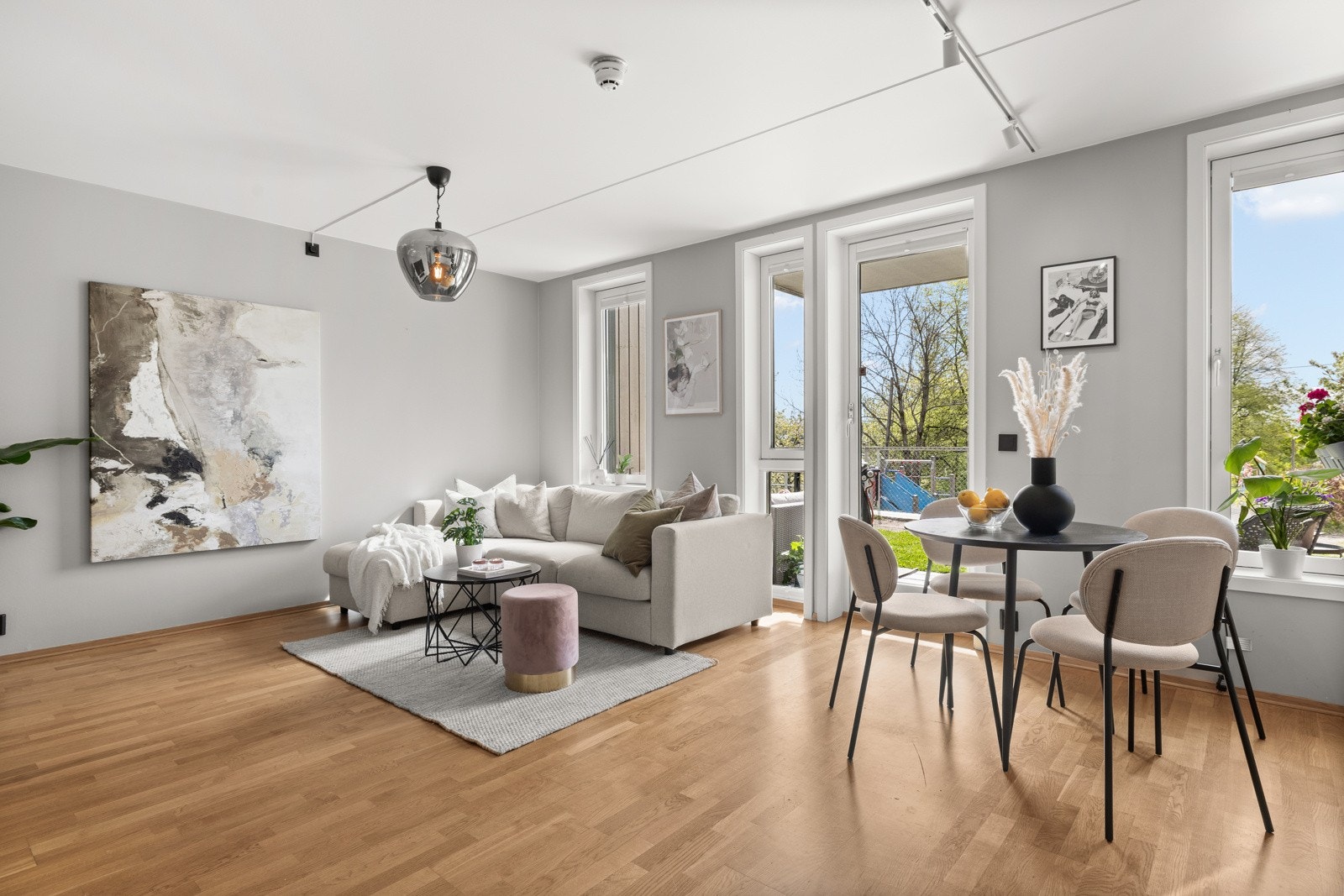 Her er det god plass for både sofagruppe med tilhørende mediebenk, og spisestue som finner sin naturlige plass foran kjøkkenet. Galleribilde