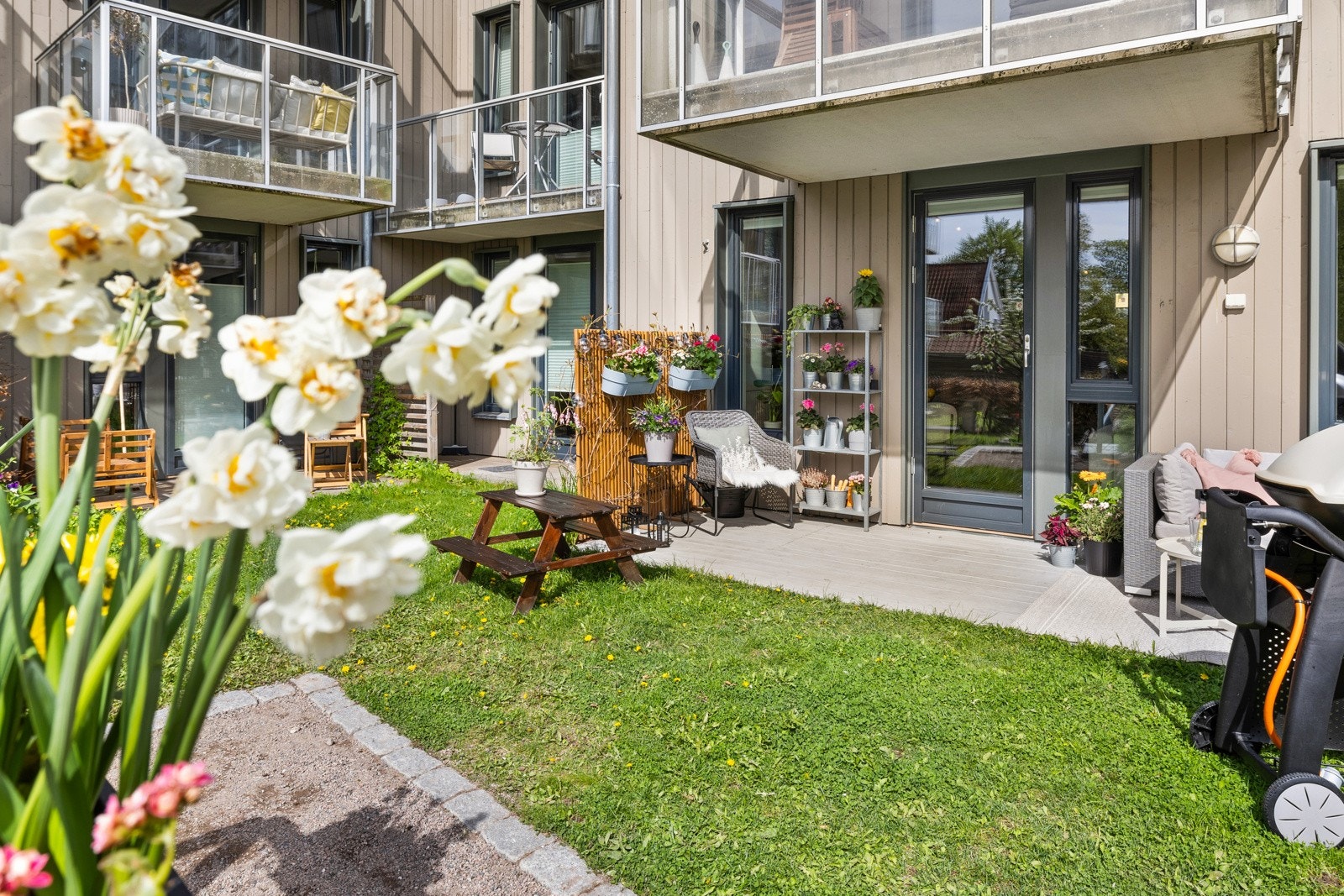 Her er det god plass til både sofa, spisegruppe og grill - en optimal plass å tilbringe varme sommerdager. Galleribilde