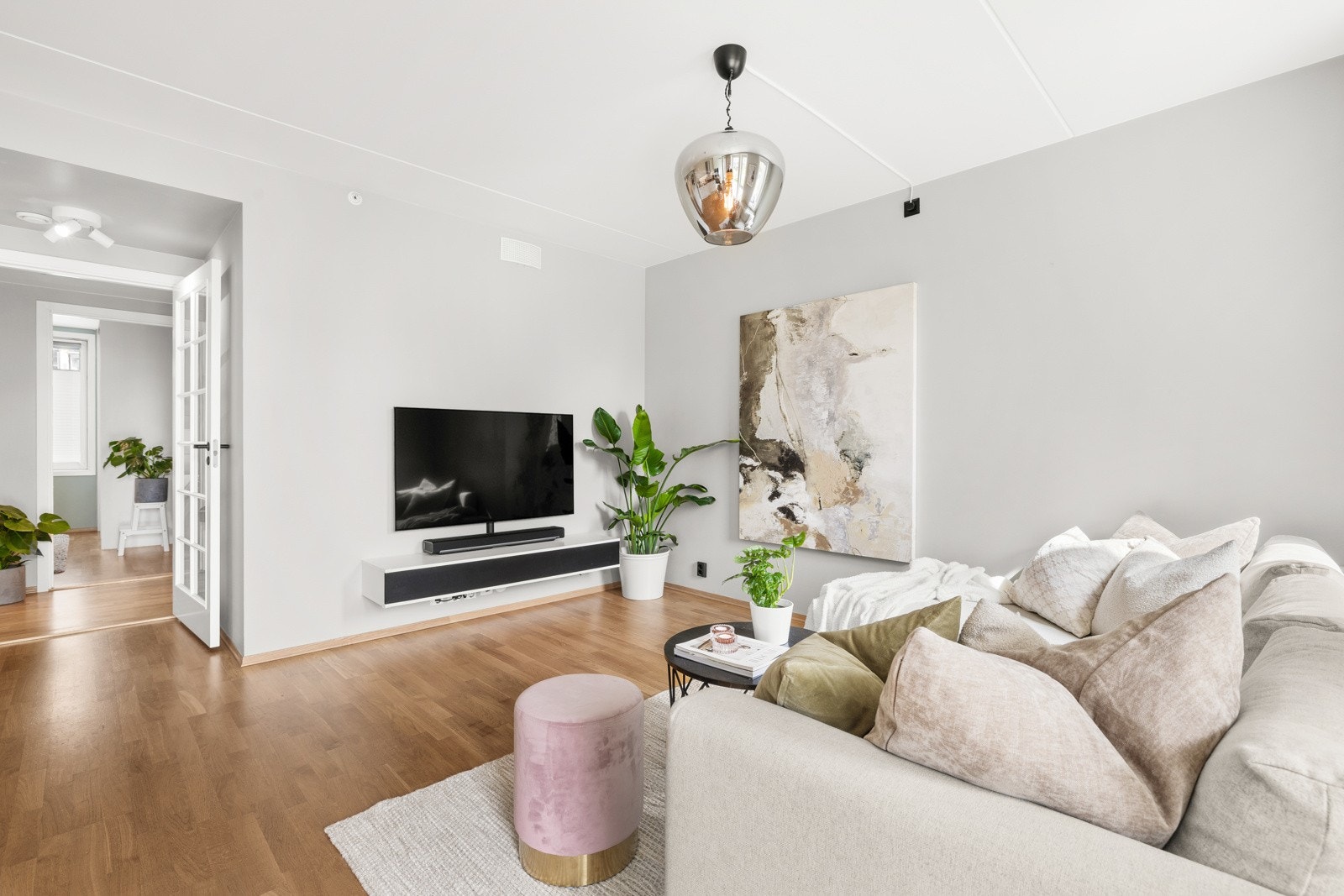 Vi beveger oss videre inn til det romslige oppholdsrommet. Galleribilde