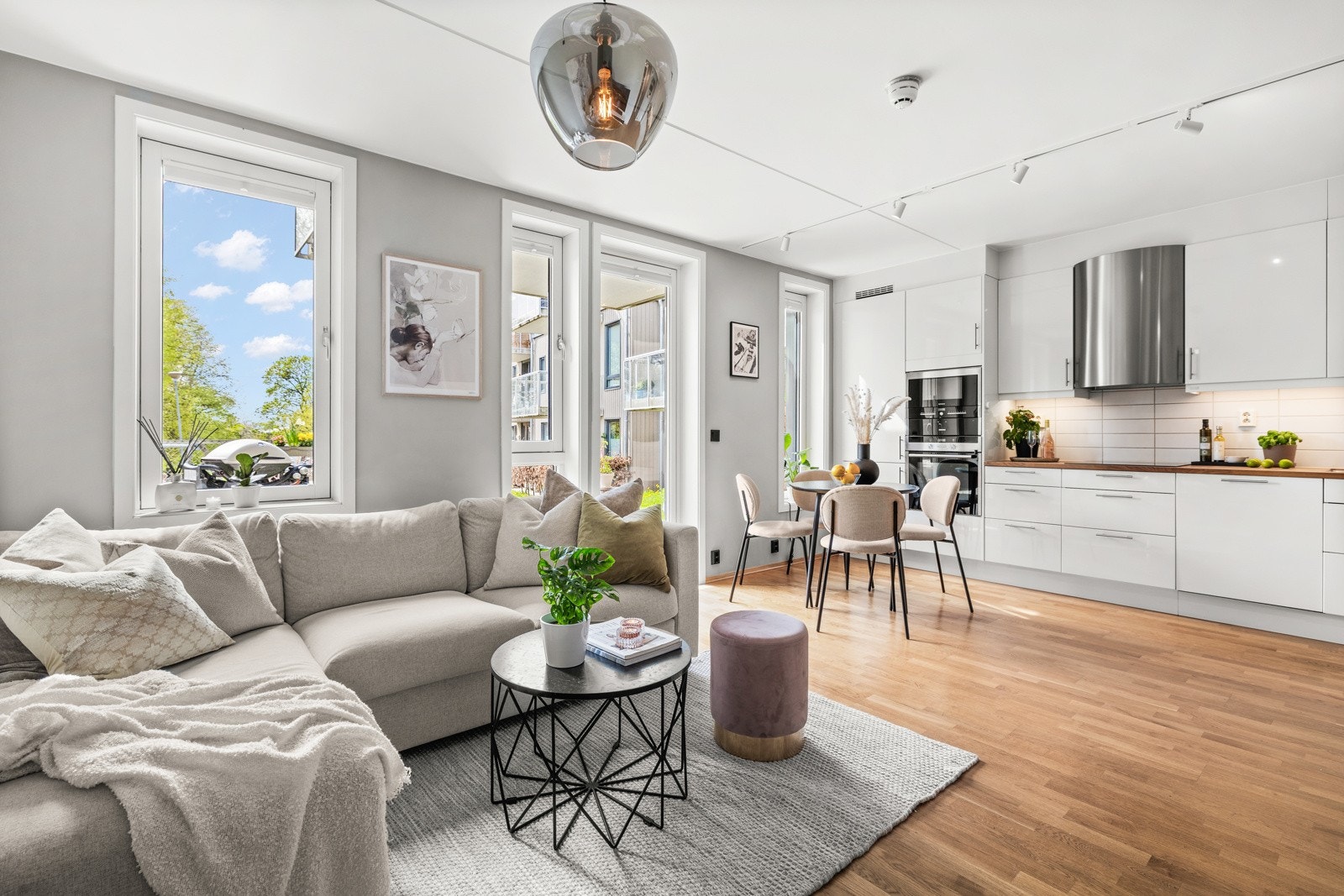 Boligen er en totalpakke; gjennomgående, innflytningsklar med høy standard, to gode soverom, solrik markterrasse, garasjeplass med lader og heisadkomst til boligen, for ikke å glemme den frodige utsikten. Galleribilde