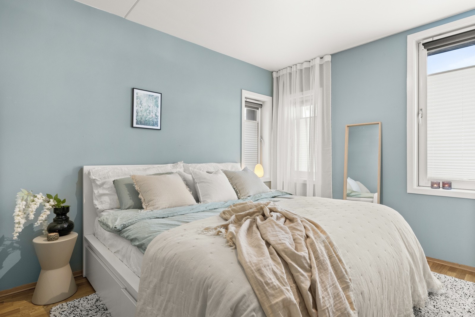 Hovedsoverommet er romslig med god plass til dobbeltseng med tilhørende nattbord på hver side. Galleribilde