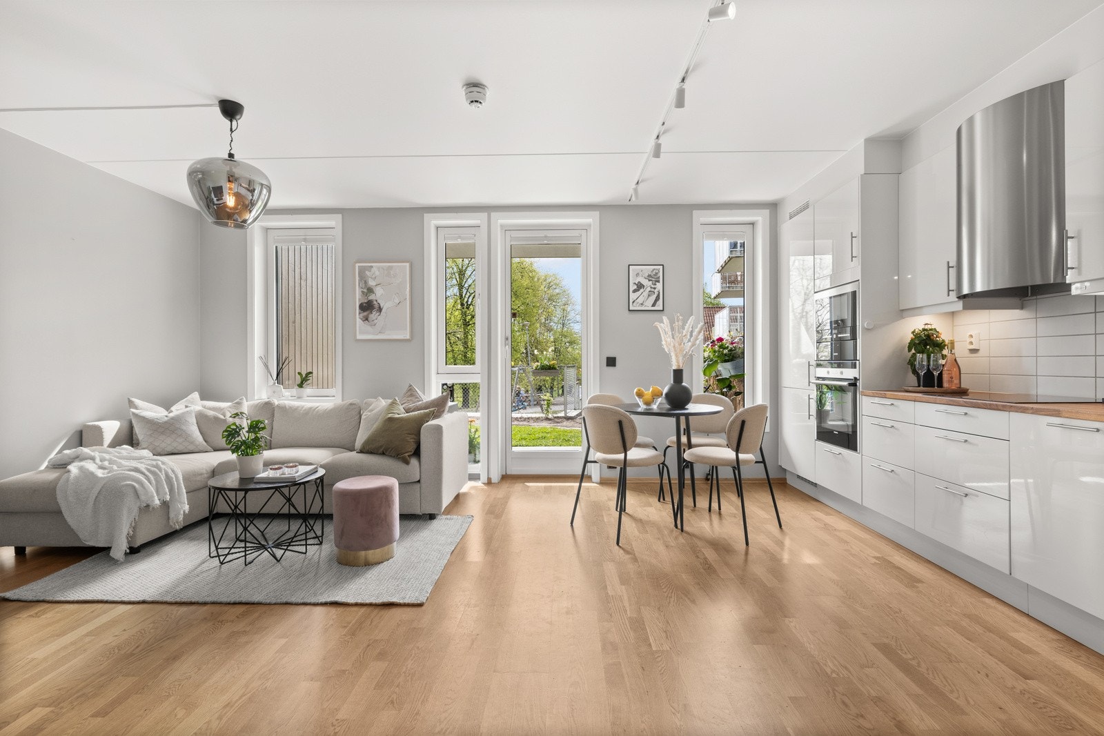 Med åpen løsning mot kjøkkenet får man utnyttet hver kvadratmeter godt. Galleribilde