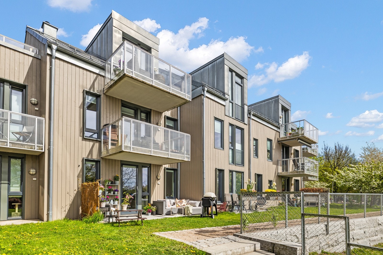 Tomtearealet er felles for sameiet. Opparbeidet med interne veier, grøntarealer og diverse prydbusker/beplantning. Galleribilde