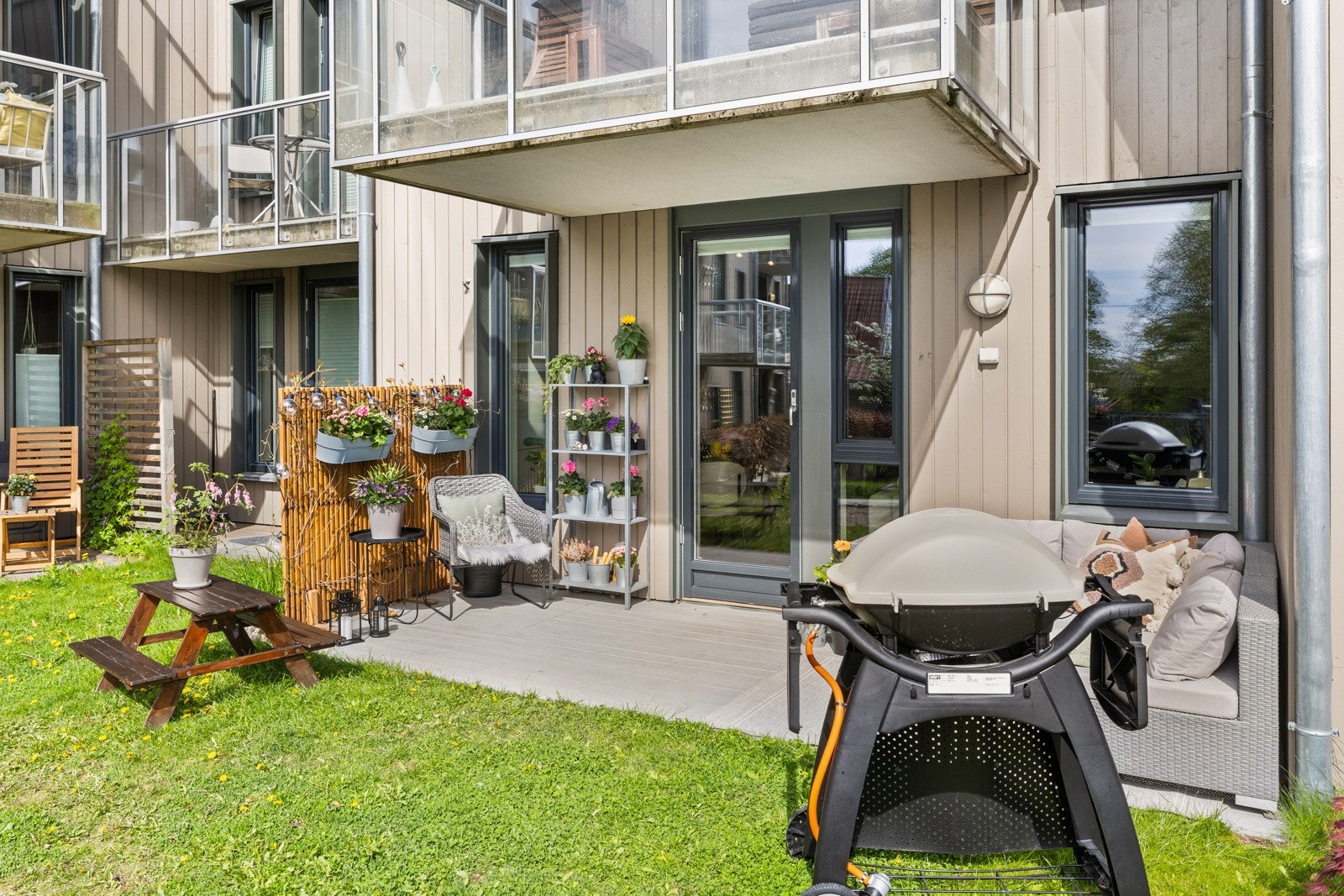 Fra stuen er det utgang til en stor og solrik markterrasse på 9 kvm. Galleribilde