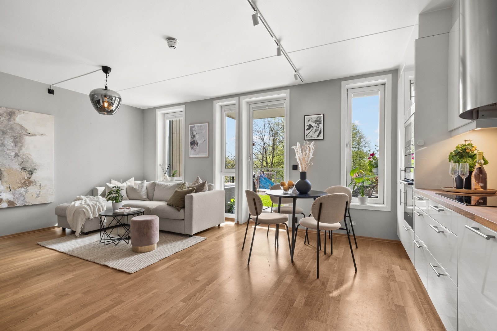 Fra stuen er det også utgang til en solrik markterrasse som fungerer som en forlengelse av stuen på varme sommerdager. Galleribilde