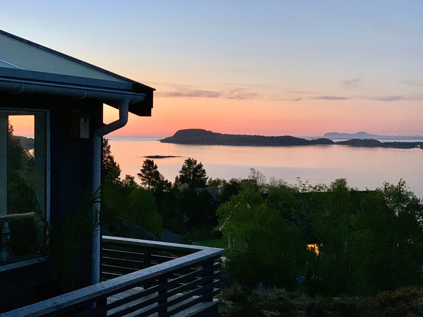 Fra terrassen kan man nyte kveldssola Galleribilde