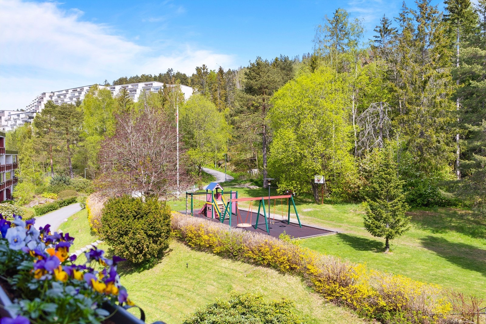 Naturskjønn og flott utsikt fra denne balkongen også! Galleribilde