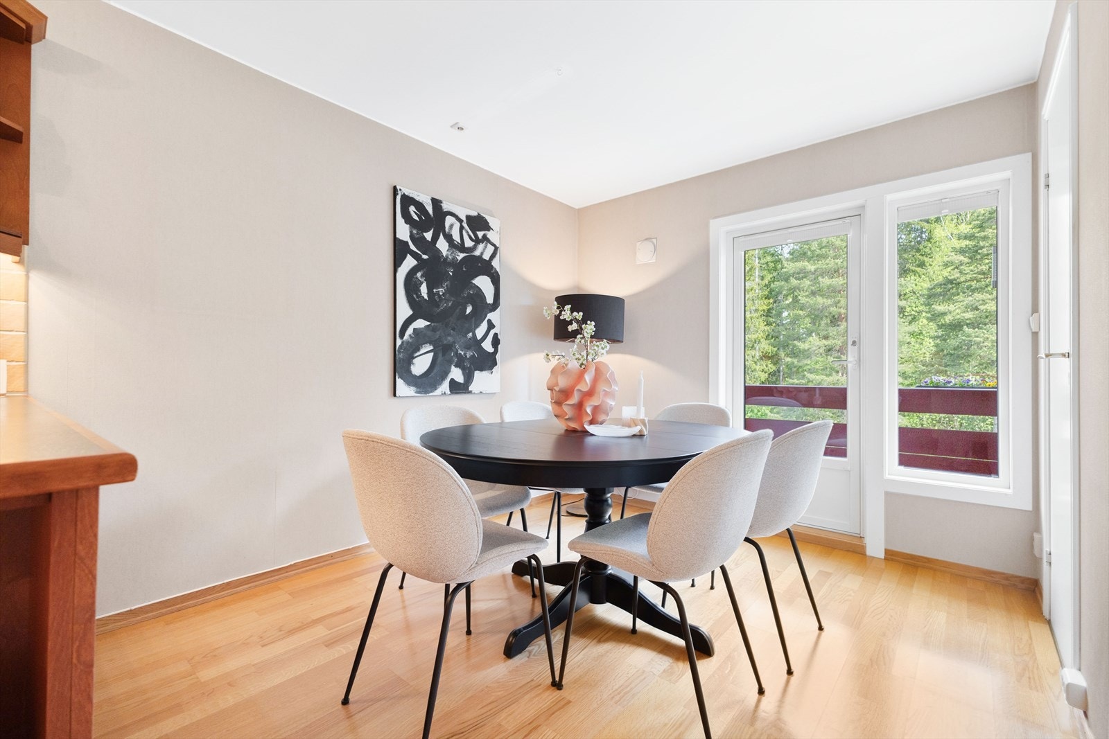 Koselig spiseplass med utgang til en balkong. Galleribilde