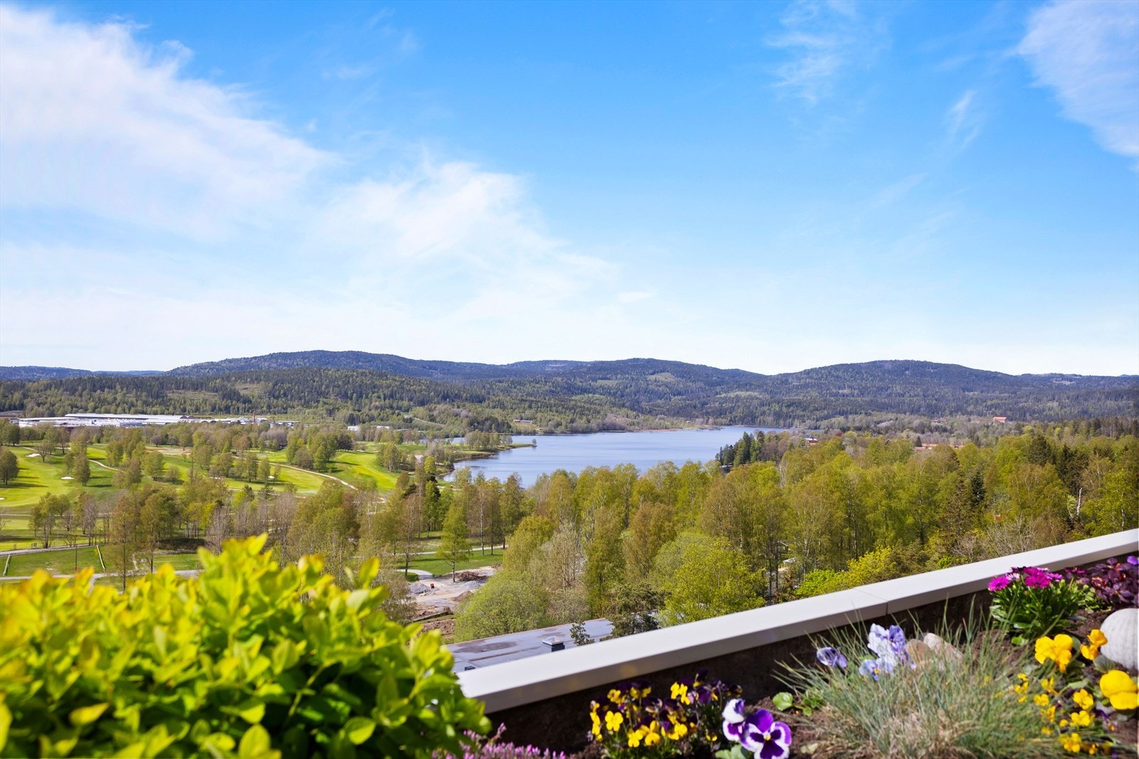 Utsikten er virkelig noe for seg selv. Fra leiligheten er det enkel tilgang til Bogstadvannet og fantastiske turmuligheter. Galleribilde
