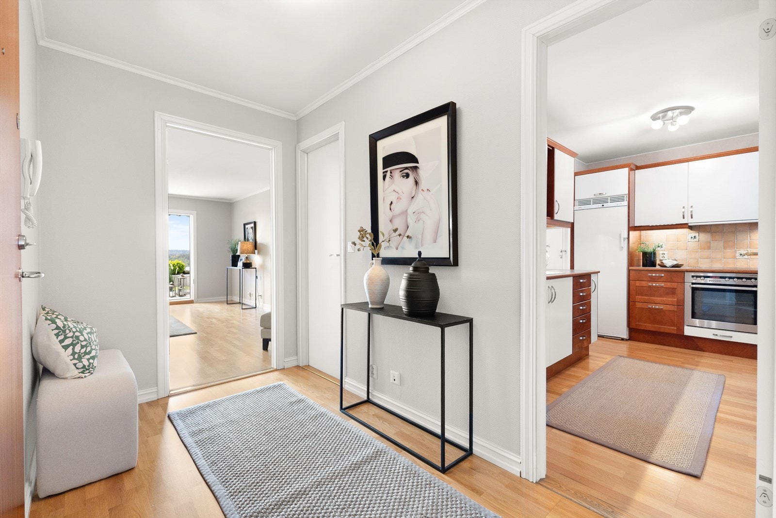 Innbydende entré med god plass til oppbevaring og muligheter for garderobe. Galleribilde
