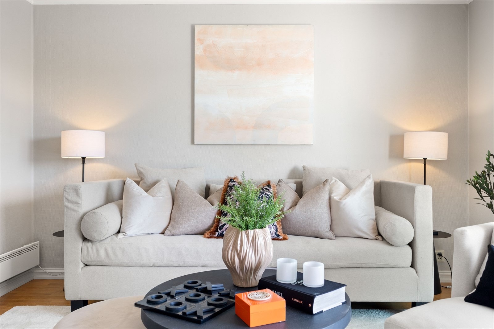 Plass for stor, komfortabel sofa i et innbydende oppholdsrom. Galleribilde