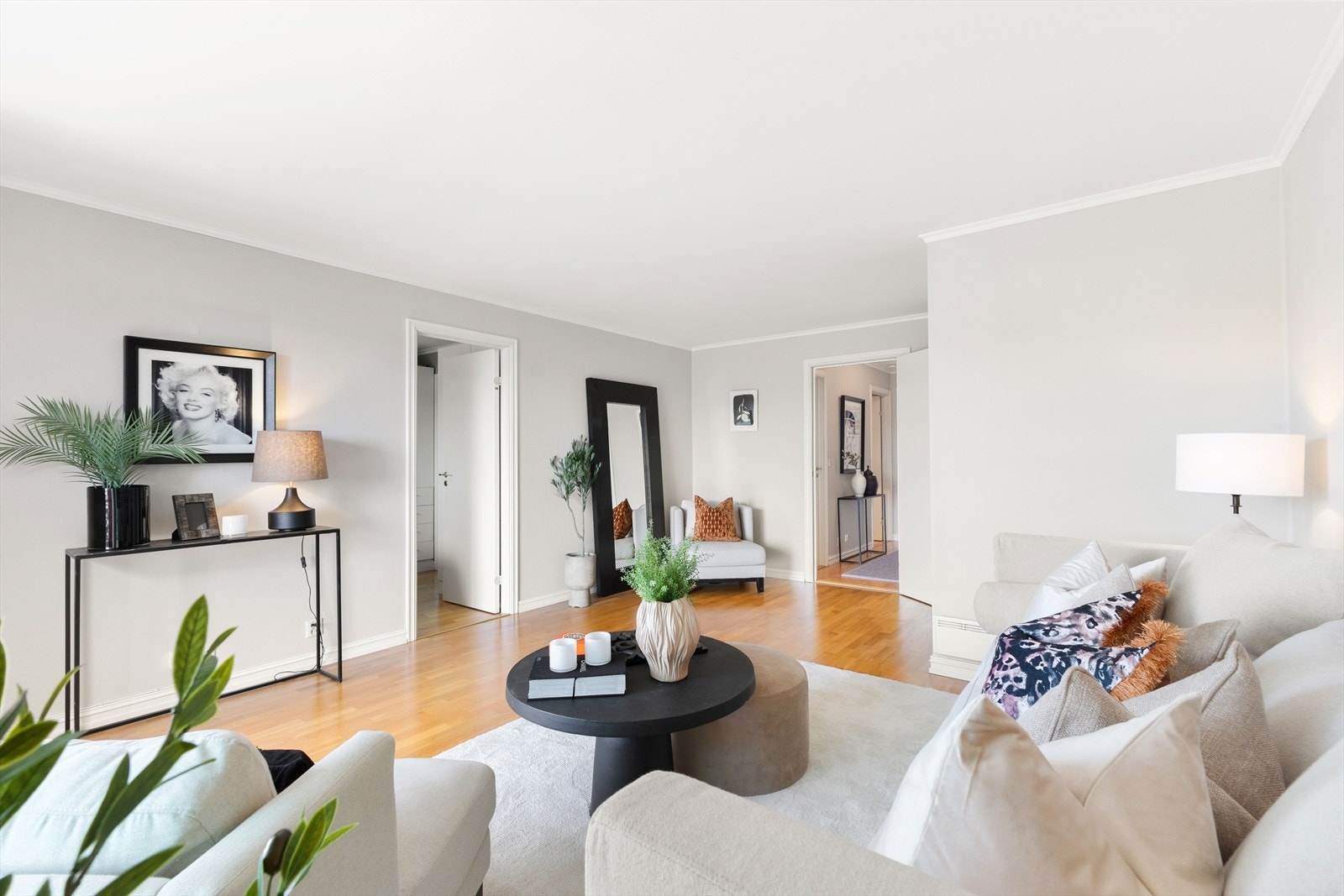 Elegant stue med plass til både avslapning og selskap. Galleribilde