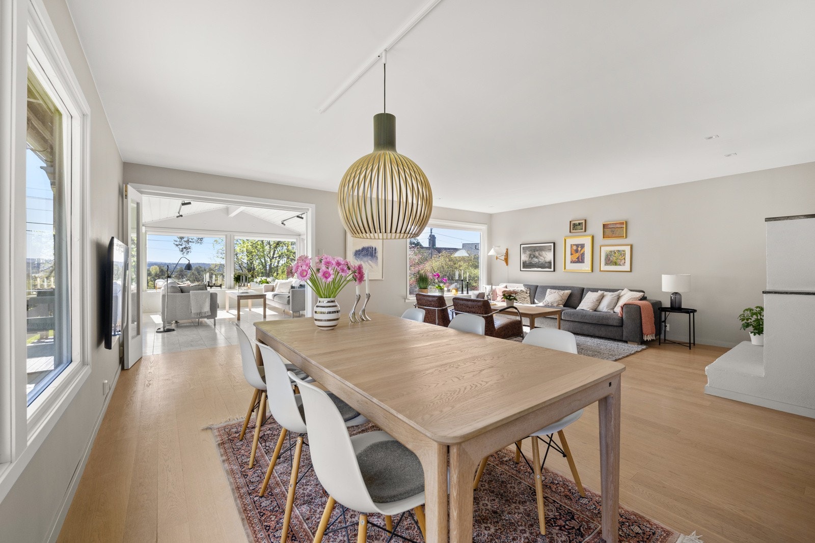 Den åpne og luftige planløsninger skaper en svært sosial atmosfære. Galleribilde