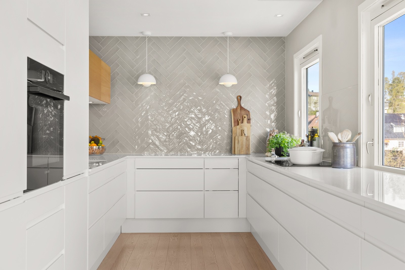 Benkeplaten er i slitesterk kompositt med underlimt oppvaskkum for et helhetlig preg. Galleribilde