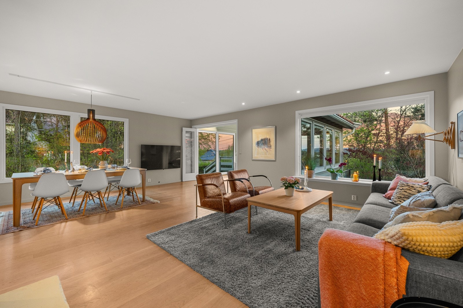 Det er god plass til sofa, tv-benk eller annen ønsket innredning. Galleribilde