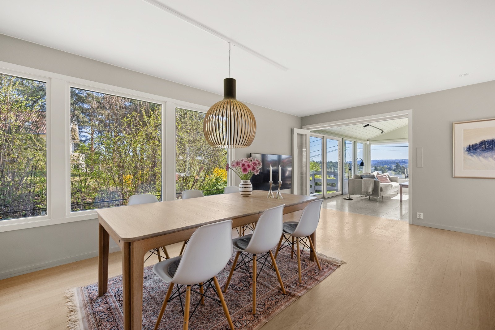 Ved stuen er det også en spisestuedel med plass til bord for hele familien. Galleribilde