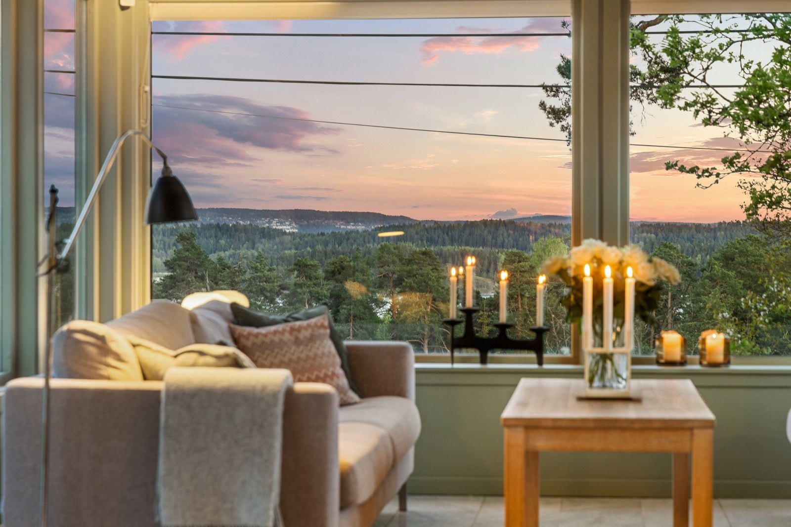 Dette er en svært tiltalende og innholdsrik kjedet enebolig, beliggende i rolige og barnevennlige omgivelser på Blommenholm. Galleribilde