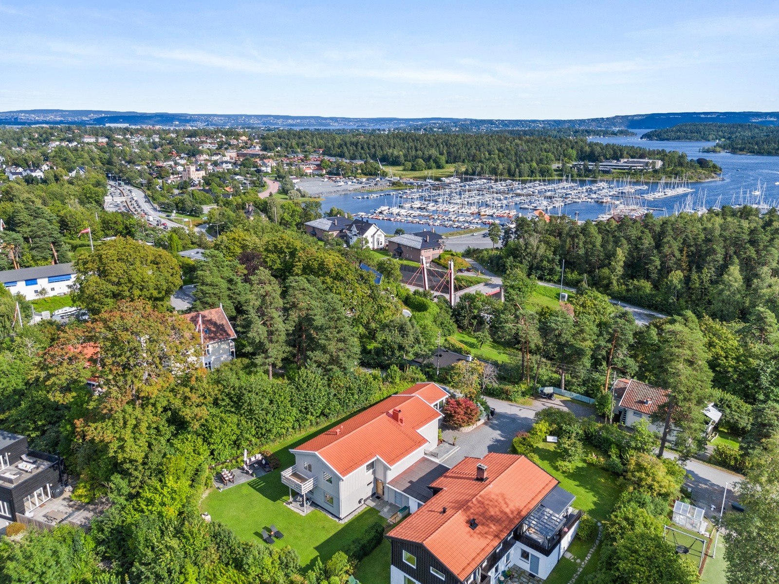 Det er enkel adkomst til E-18 retning Oslo eller Drammen. Sandvika er ca. 2-3 minutter unna med bil. Galleribilde