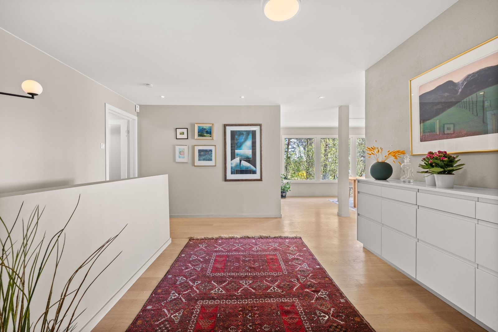 Fra entréen er det videre tilgang til en romslig gang. Galleribilde