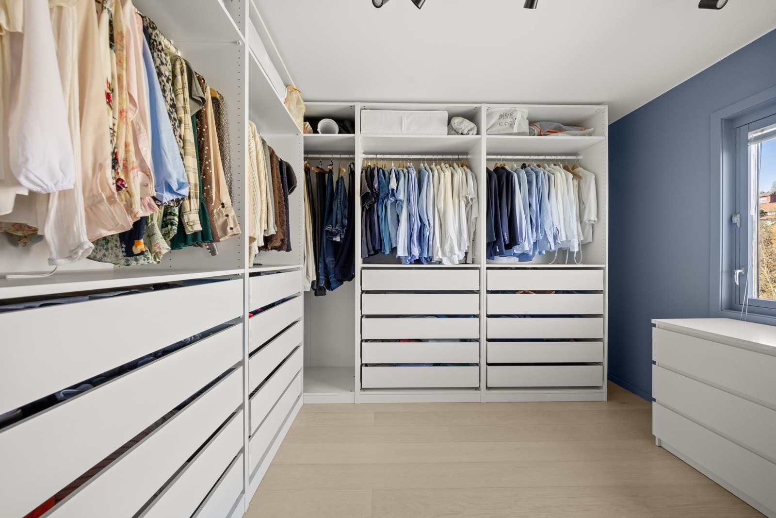 Ved soverommet er det et praktisk omkledningsrom. Galleribilde