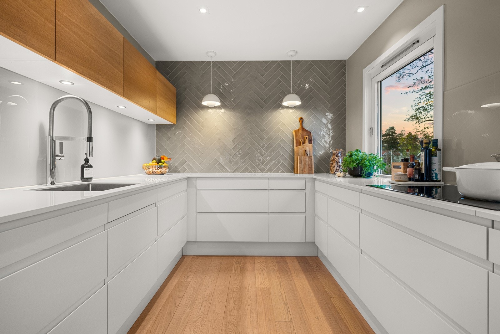 Kjøkkenet er godt utstyrt med integrerte hvitevarer som oppvaskmaskin, kjøleskap, koketopp og stekeovn. Galleribilde