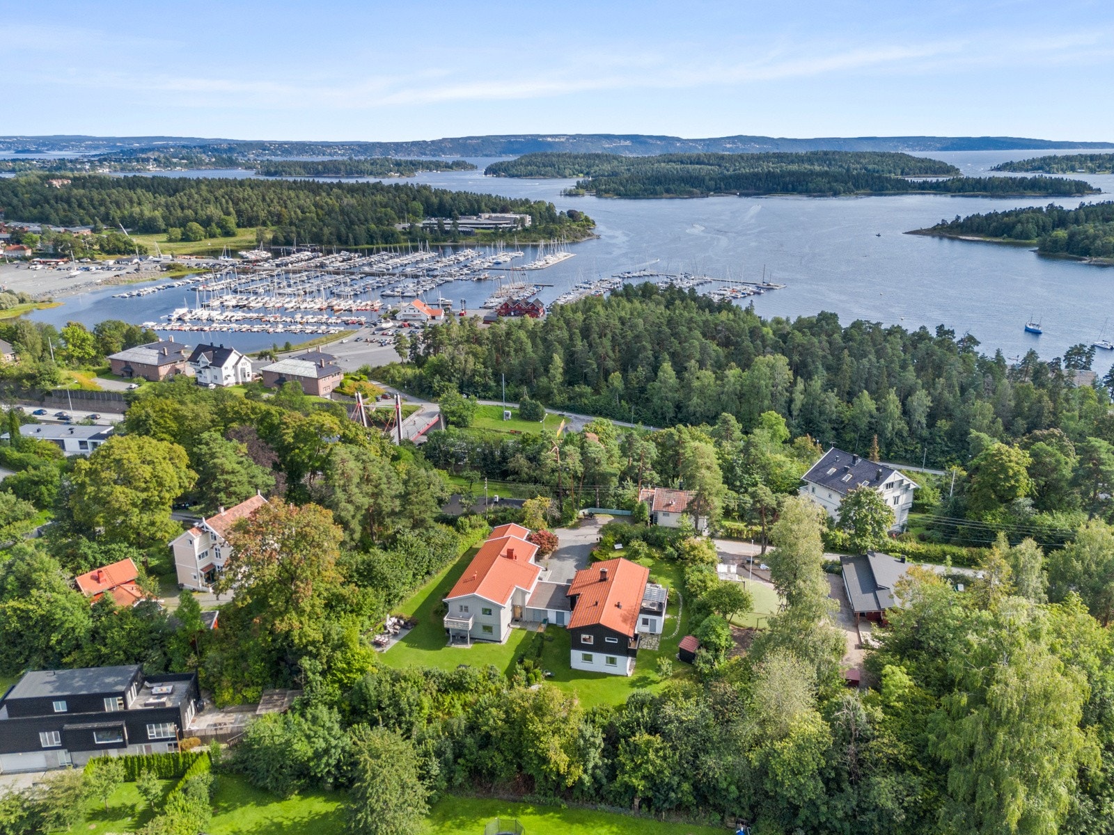 Nesten samme avstand er det til Blommenholm togstasjon, hvor lokaltogene stopper, med en reisetid til Oslo på ca. 15-20 minutter. Galleribilde
