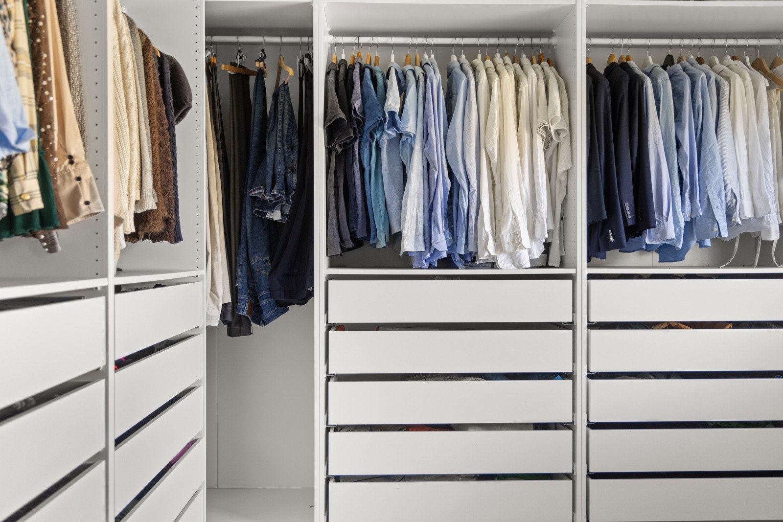 Rommet er originalt et stort soverom, men er i dag delt i to for å etablere et omkledningsrom. Galleribilde