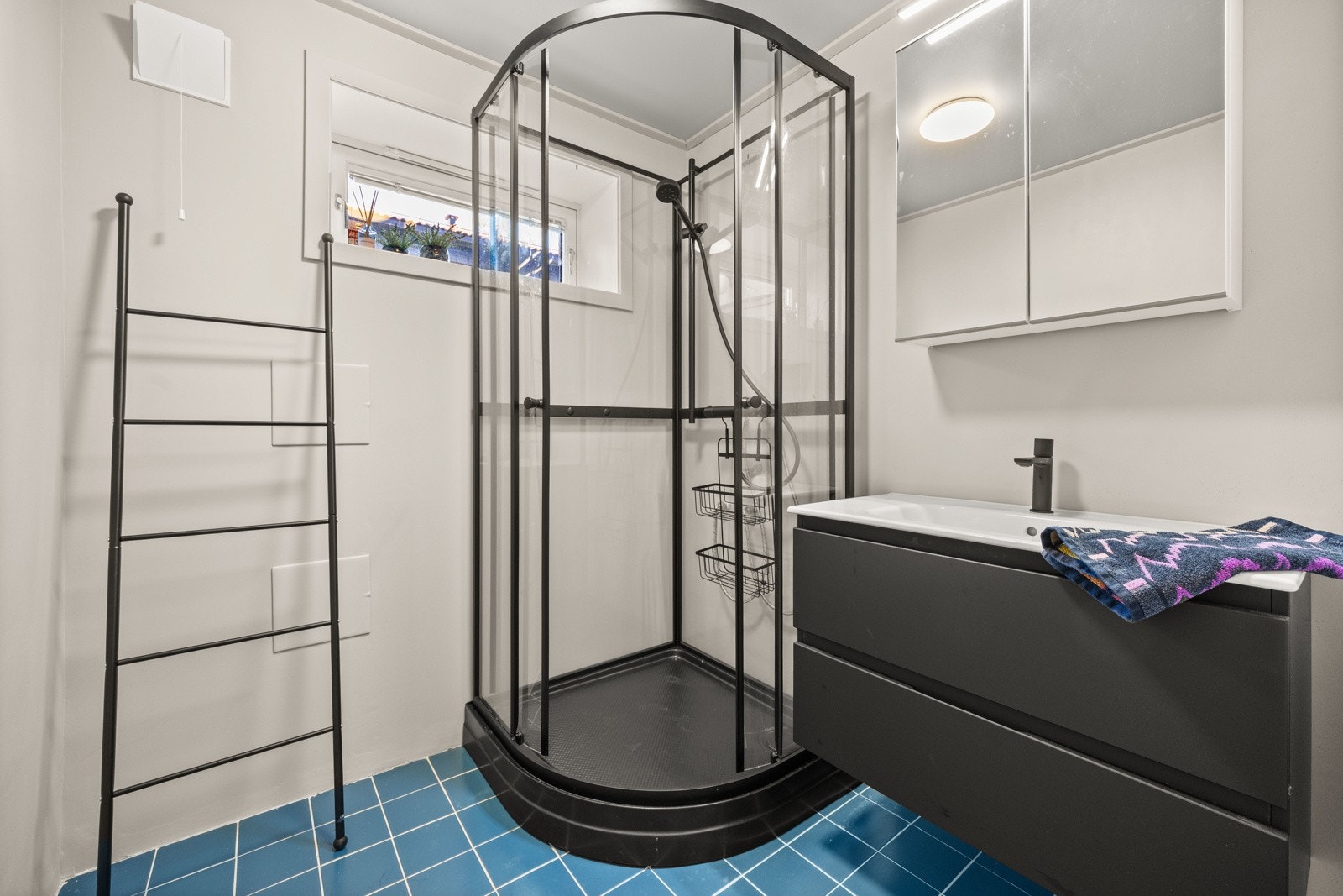 Baderom i u.etasje med moderne innredning. Galleribilde