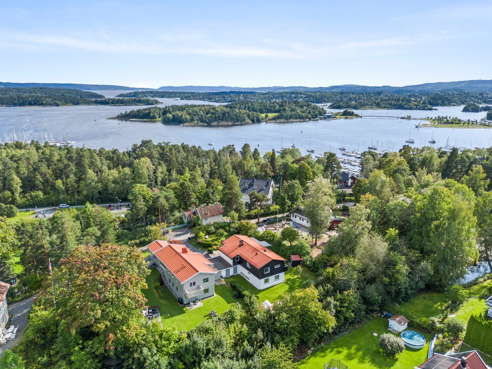 Eiendommen ligger sentralt på Blommenholm, med kort avstand til skoler, barnehager, kollektivtransport og flotte turområder. Populære Sjøholmen, er kun en kort spasertur unna. Galleribilde