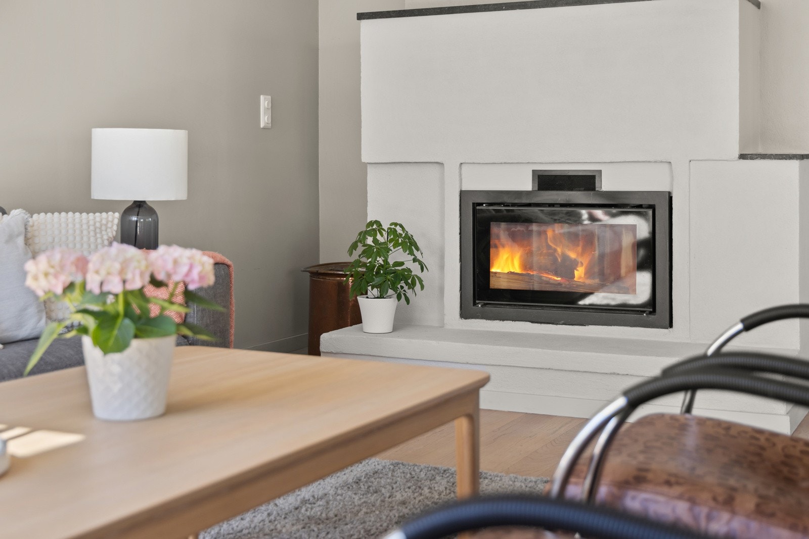 Sentralt i stuen er det en peis som gir varme under kjøligere dager. Galleribilde