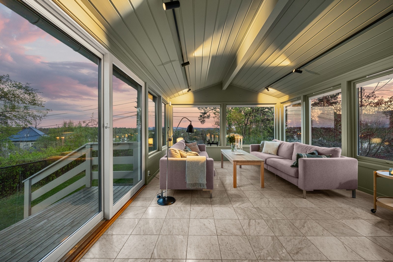 Fra stuen er det videre tilgang til en svært hyggelig vinterhage. Galleribilde