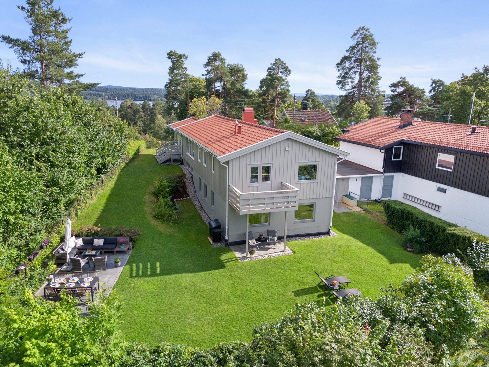 Eiendommen ligger fint plassert på en høyde, som gir en fin intern beliggenhet. Galleribilde