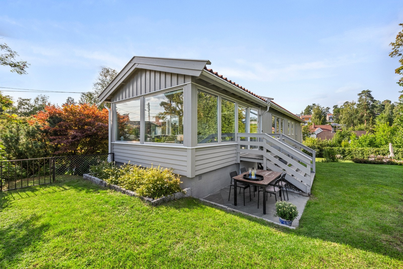 Hagen strekker seg langs hele boligen. Galleribilde