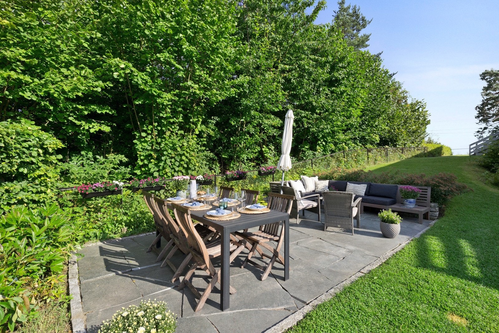 Uteområdene er pent opparbeidet med flere gode soner. Galleribilde