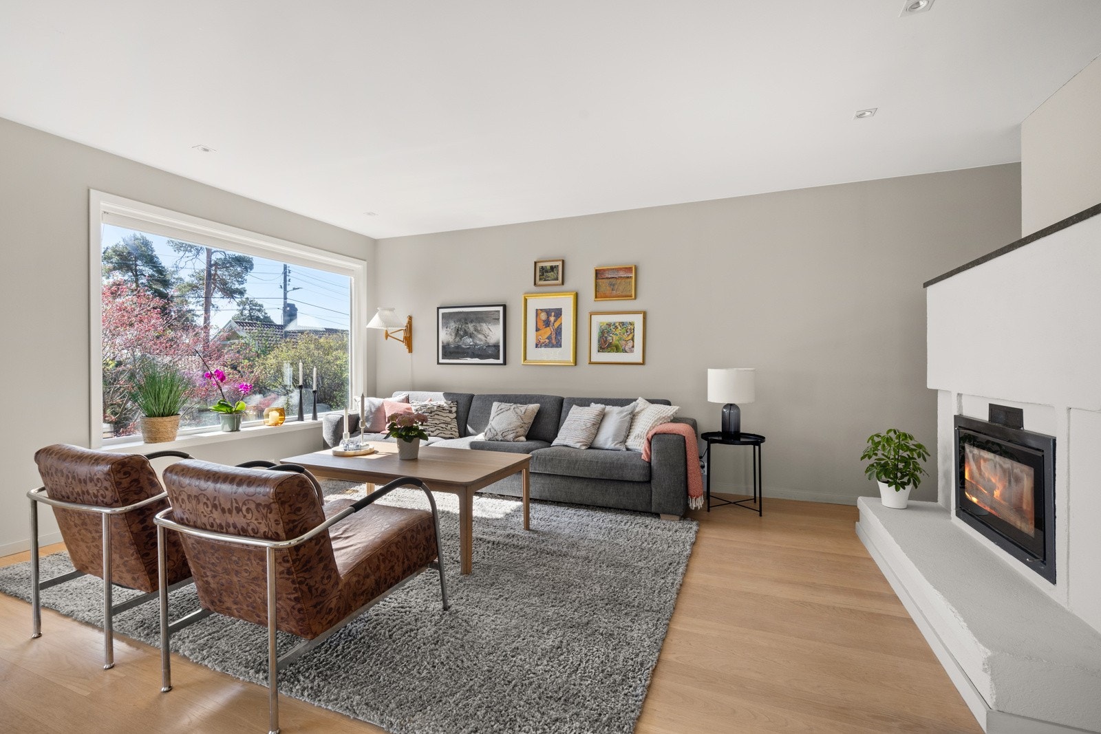 Stuen fremstår som lys og romslig med store vindusflater som gir rikelig med lysinnslipp. Galleribilde