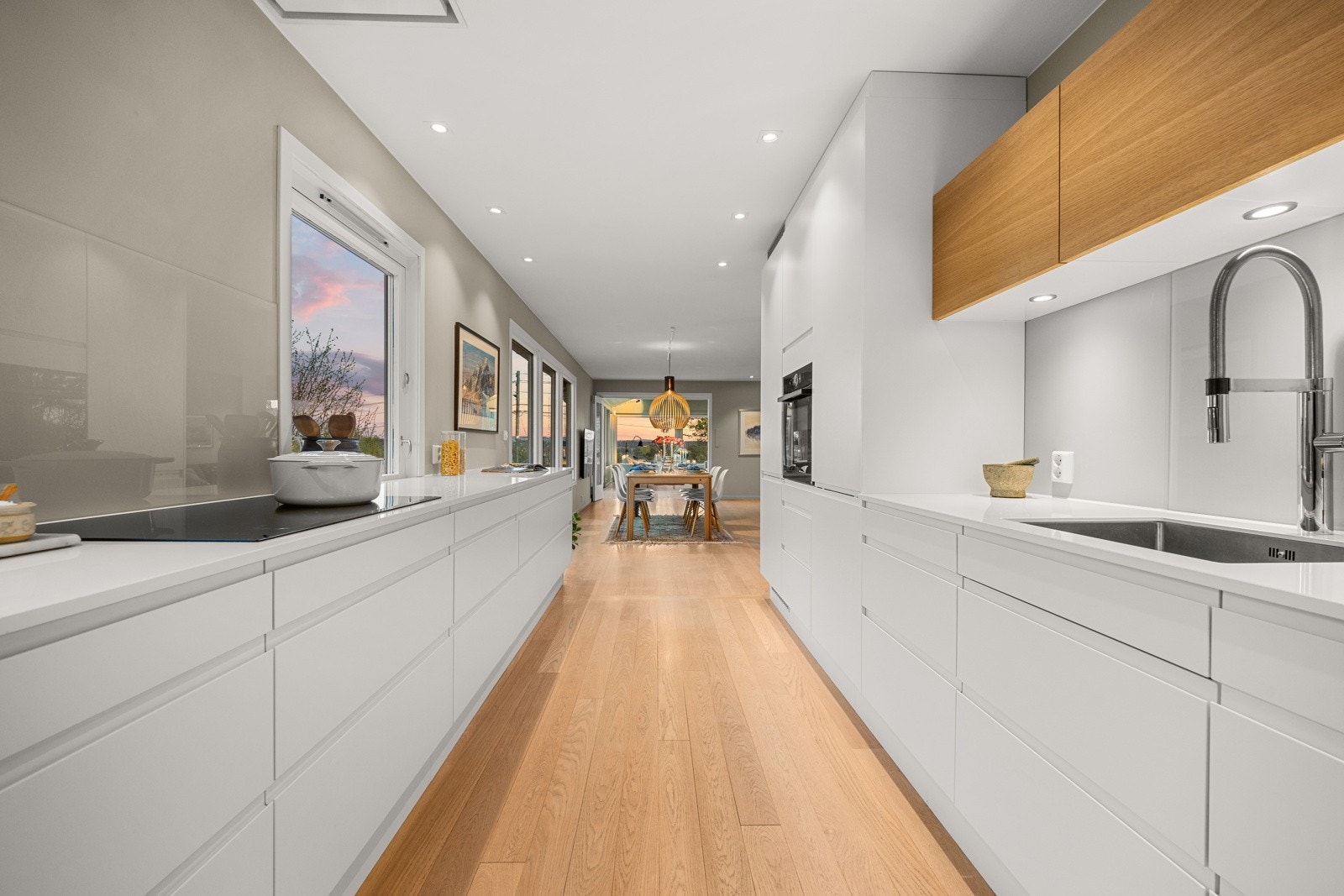 Det er gode oppbevaringsmuligheter i over- og underskap. Galleribilde