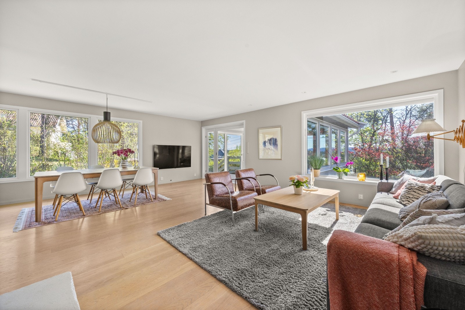 Her får du lys inn fra flere sider som skaper en luftig atmosfære! Galleribilde